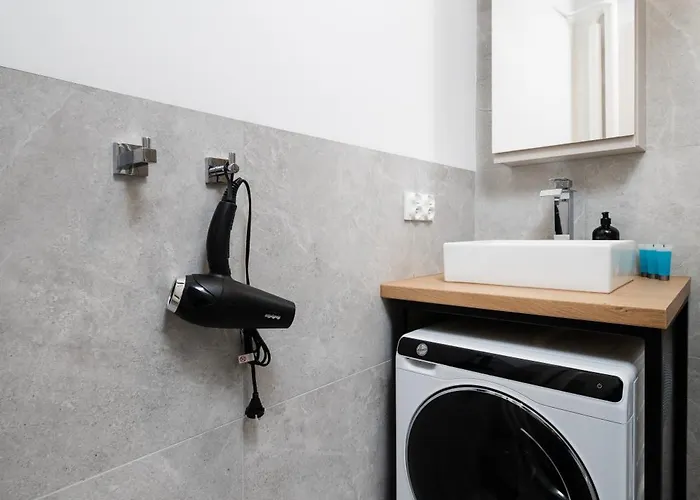 Zelwerowicza Bright By Bookinghost